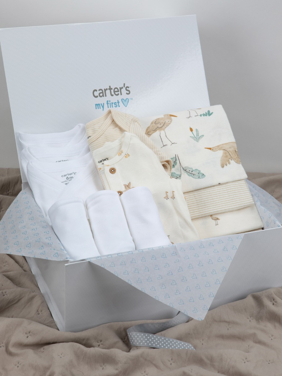 מארז מתנת לידה של Carter's עם בגדי תינוקות